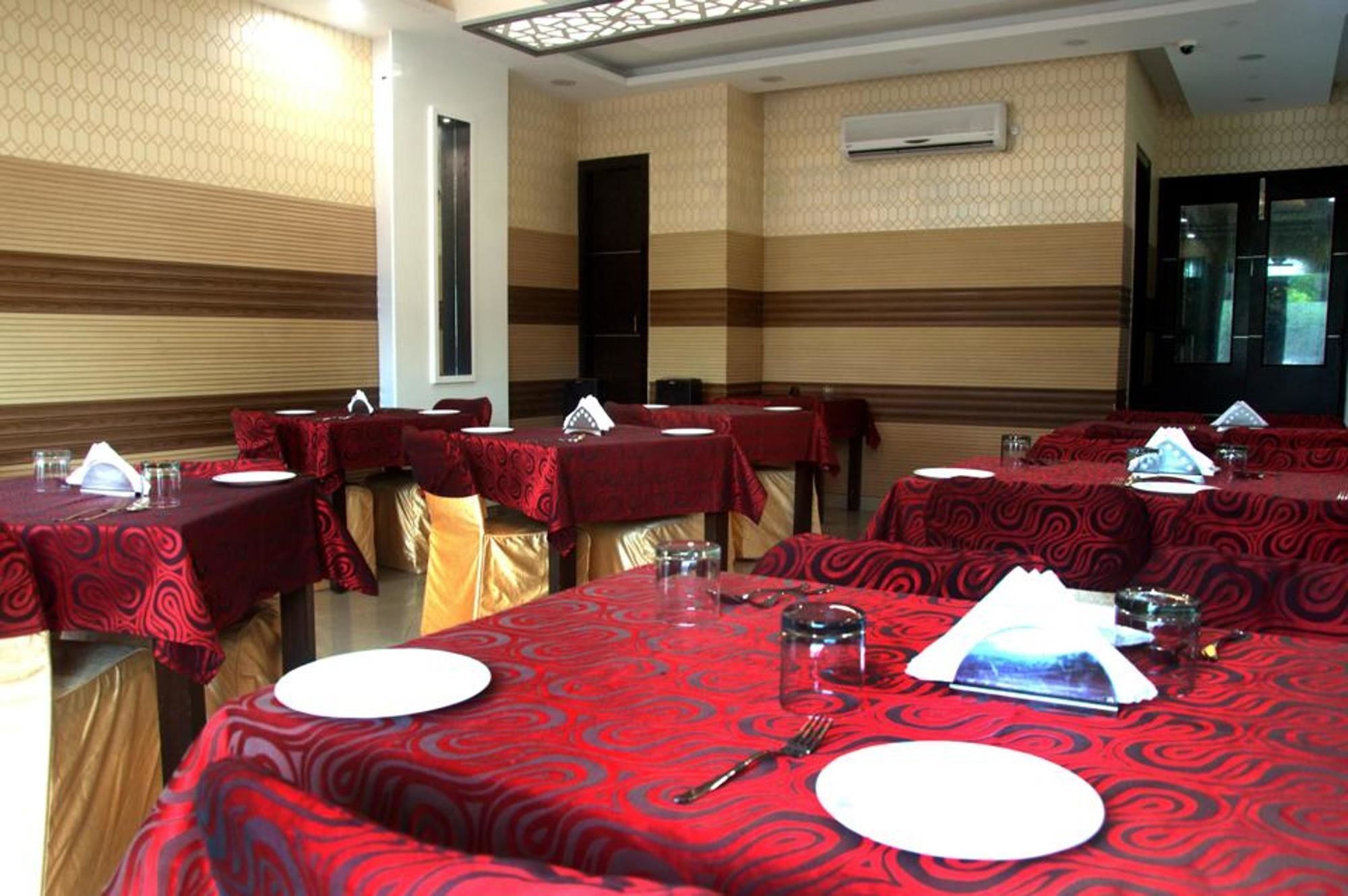 גאזיאבאד Capital O 1391 Hotel Pushpa Vilas מראה חיצוני תמונה
