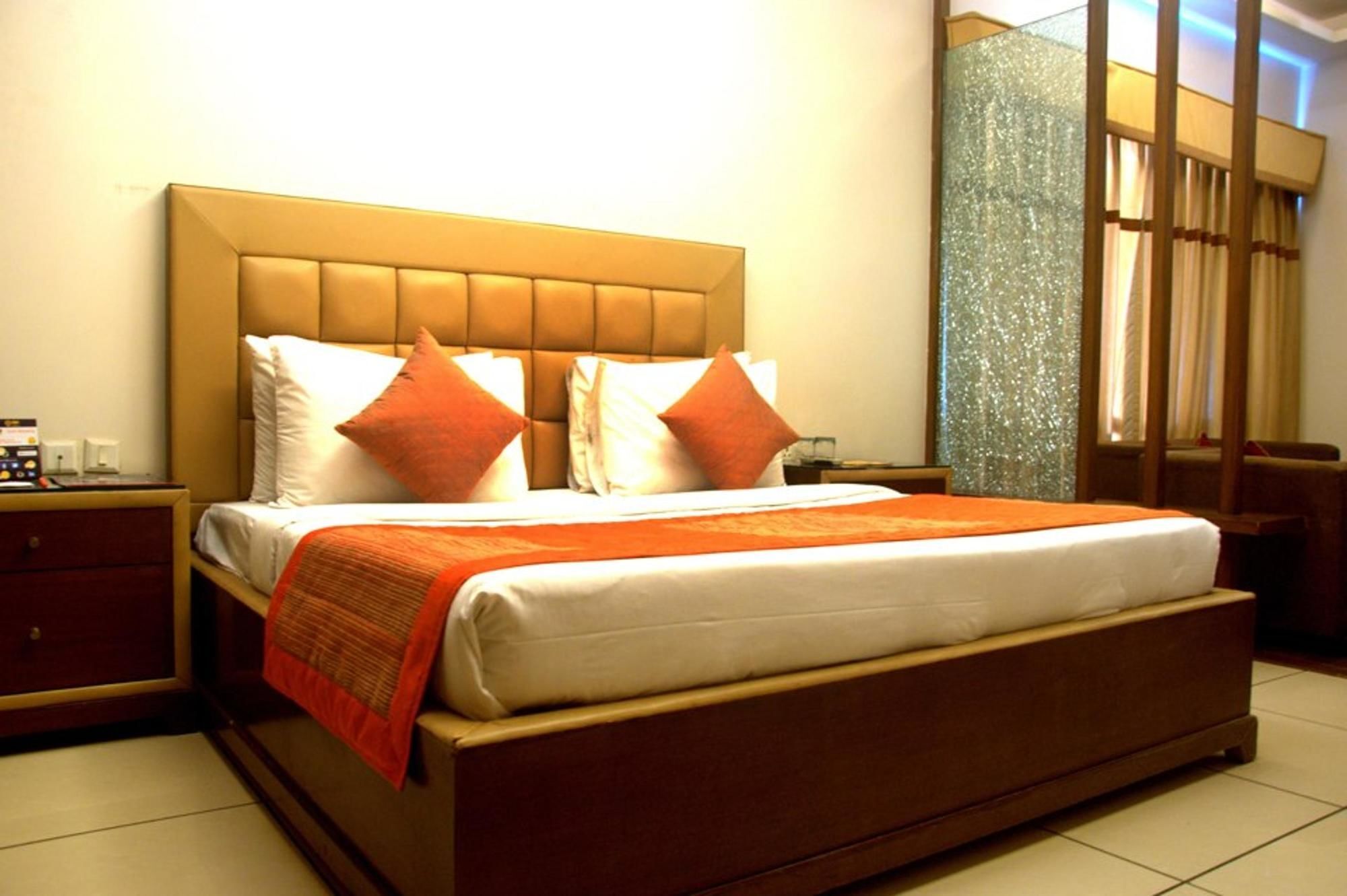 גאזיאבאד Capital O 1391 Hotel Pushpa Vilas מראה חיצוני תמונה